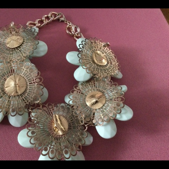 Green and gold statement necklace - Picture 4 of 4